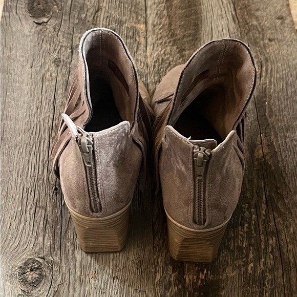 Ariat Suede Unbridled Jaxson Booties - Picture 3 of 5